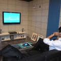 クレードルを通して液晶テレビに接続。Bluetoothキーボードを接続すればデスクトップPC同様に家庭でも使用できる