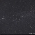 夜空に鮮やかな光跡を残す流れ星