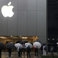 発売日のApple Store 銀座の様子 (C) Getty Images