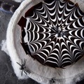 チョコレートと胡桃のブラウニーの上に蜘蛛の巣を描いた「スパイダーケーキ。