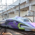 「エヴァンゲリオン」に似たデザインで装飾された山陽新幹線500系「500 TYPE EVA」。11月7日から新大阪～博多間で運行される。