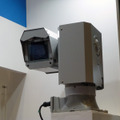 同社製カメラによる連携監視も可能。同社では、他にも地中にセンサーケーブルを埋め込み電界により侵入者を検知する「MELWATCH」など、大規模な侵入検知システムの提供も行っている（撮影：防犯システム取材班）