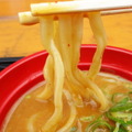 うどんのように太く小麦が香る麺が特徴的。（【麺屋 高橋】みそつけめん）