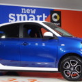 相葉が乗って現れたミッドナイトブルー×ホワイトの「smart forfour passion」