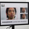 同じく「学習型超解像技術」による人物の顔の復元。データベースの情報を元に推測した写真となるが実画像と比べるとかなり再現度だった（画像はプレスリリースより）