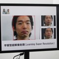 同じく「学習型超解像技術」による人物の顔の復元。データベースの情報を元に推測した写真となるが実画像と比べるとかなり再現度だった（画像はプレスリリースより）