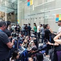 マイクロソフト・ストア・シドニー店開店街の人々　(C) Getty Images
