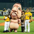 台湾プロ野球の始球式にミニ巨人が登場