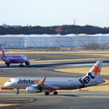 成田空港を離陸するLCCのA320たち