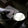 製造工程（約300度まで熱した錫を鋳型に手作業で流し込む）