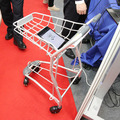 電池レスのBeacon発信器は、ショッピングカートに装着する使い方も提案