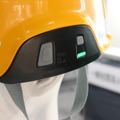 各種操作ボタンはヘルメットの側面に集約されている。。無線機というと操作の複雑さを連想するが、直感的に使える操作系となっている（撮影：防犯システム取材班）