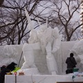 マクロス雪像も作成中（４日撮影）