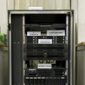 デモに使われたシステム。上から、ストレージ（ETERNUS 2000）、制御用サーバ（PRIMERGY RX300）、ブレードサーバ（PRIMERGY BX620 S4）が積まれている。最下段のブレードシャシーの向かって左側に5枚のブレードがセットされている