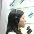 MDR-NC500D（モデルは同事業本部PA商品企画MK部企画3課・間利子佳奈さん）