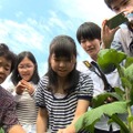 「ふくしま食べる通信」制作のため福島県・天栄村で取材する高校生たち