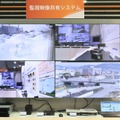 兵庫県加古川市に設置された河川監視カメラ、北海道沼田町に設置された監視カメラ、同社ブースに設置された2台の監視カメラ、計4台のリアルタイム表示の様子（撮影：防犯システム取材班）