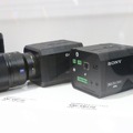 8月発売予定の「SNC-VB770」のデモ機。35mmフルサイズ12メガピクセルのCMOSセンサーを採用し、レンズにはEマウントレンズを使うことができる（撮影：防犯システム取材班）