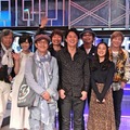 「スナック泣かせて」常連客の皆さん　手前左から　リリー・フランキー、福山雅治、蒼井優、後ろ左から三沢またろう、山本彩、宮田和弥、奥田民生、小室哲哉／「ウタフクヤマ」(C)フジテレビ