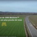 「1000店舗以上のマックドライブで、マクドナルドは、よりあなたの身近に」（動画「McDonald's Panneau directionnel #McDriveKing」より）