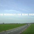 「どこにでもあるマクドナルド、ありがとう」（動画「BURGER KING reveals the end of a McDonald's commercial」より）