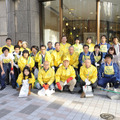 新宿東口商店街振興組合とボランティアのみなさん。毎日16時に商店街にオリジナル曲『お掃除ブギウギ』が流れ、清掃活動が実施される。