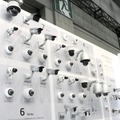 「SECURITY SHOW 2016」のパナソニックブースに展示されていた同社のネットワークカメララインナップ。4月以降に出荷される製品には新たな対策が反映されているとのこと（撮影：防犯システム取材班）
