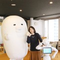 向かって左から「やる気なし男」、恵谷さん、Pepper　＜撮影　米玉利朋子＞