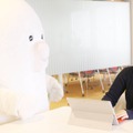 餅から生まれたお騒がせキャラ「やる気なし男」と恵谷さん　＜撮影　米玉利朋子＞