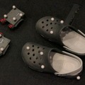 VRゴーグル、ヘッドホンのほか、両手と両足にもセンサーの付いたグローブと靴を装着してプレイする