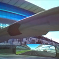 運転席の前には半球状のスクリーンが広がっており、このため前や横を見ながら本物の車を運転するような気持ちでレースに没頭できる