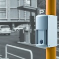 ポールに設置できる同センサは、埋設工事が必要となるループコイルと比べると工期は約半分に短縮することができる（画像はプレスリリース）