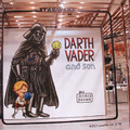 『スターウォーズ』からのスピンオフ企画「DARTH VADER and son」のイラストの店頭ファサード