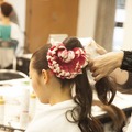 馬蹄とハートのデザインが斬新な着物には、大ぶりのハート型ヘアアクセサリーをあしらい、ショーのテーマである「LOVE」を大胆に表現