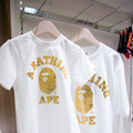 「ア ベイシング エイプ」の箔押しプリントTシャツは伊勢丹新宿店限定販売