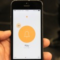 アプリのメイン画面にはブザーを鳴らすためのボタンアイコン、カギとの距離表示、Chipolo周辺の温度などが表示されている（撮影：防犯システム取材班）