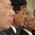 報酬を返上する益子修会長（中央）、引責辞任する相川哲郎社長（手前）、中尾龍吾副社長（奥）、（18日・国交省）