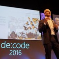 ナデラCEOによる「de:code 2016」基調講演の模様（マイクロソフト公式サイトより）