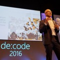 ナデラCEOによる「de:code 2016」基調講演の模様（マイクロソフト公式サイトより）