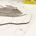 ゼンリンの地図が印刷されたジオラマを用いることで、地図からは地域の建物配置を、ジオラマからは高低差を視覚的に把握することができる（撮影：防犯システム取材班）