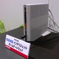 　「Interop Tokyo 2008」の日立製作所ブースでは、「NGN対応インテリジェントホームゲートウェイ」を展示している。外出先から自宅の家電が操作できるほか、緊急地震速報を地震すると、家電を自動的に停止するというものだ。