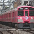 「SEIBU KPP TRAIN」は9000系の9101編成を使用。通常は黄色の車体をピンク色に塗り替えた。