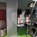 「ハウエル（R）シェルター」の内部。簡易トイレなどを設置できるプライベートスペースなども備える（撮影：防犯システム取材班）