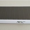 屋内で使われる人工照明で動作する太陽光電池を搭載した「DNPソーラー電池式Bluetoothビーコン」（画像はプレスリリースより）