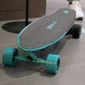 電動スケートボード「E-GO2(イーゴーツー)」。付属のリモコンやスマートフォンの専用アプリでコントロールできる