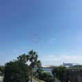 丸く囲んだ所に飛行機が飛んでいる