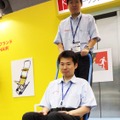 階段をスキー部を活かして滑るように降りていく階段避難車『Evac+Chair』のデモ。実際に体験もできた（撮影：防犯システムNAVI）