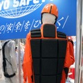 「防災用背中プロテクター」。非常時の落石保護用。ヘルメットのプロテクター技術を応用して製品化した（撮影：防犯システム取材班）