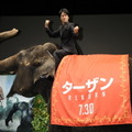 桐谷健太、ゾウにまたがり雄叫び！