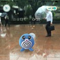 【レポート】『ポケモンGO』西新宿でピカチュウやレアコイルをゲット！雨の中、公園には早くもトレーナーの姿が